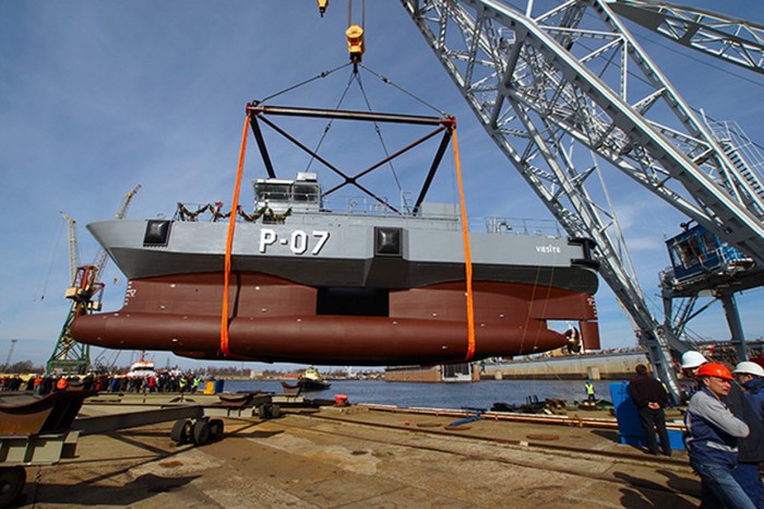 Các tàu tuần tra catamaran đóng cho Hải quân Latvia có lượng giãn nước 125 tấn, dài 25,6 m, rộng 13 m, mướn nước trung bình 2,7 m.